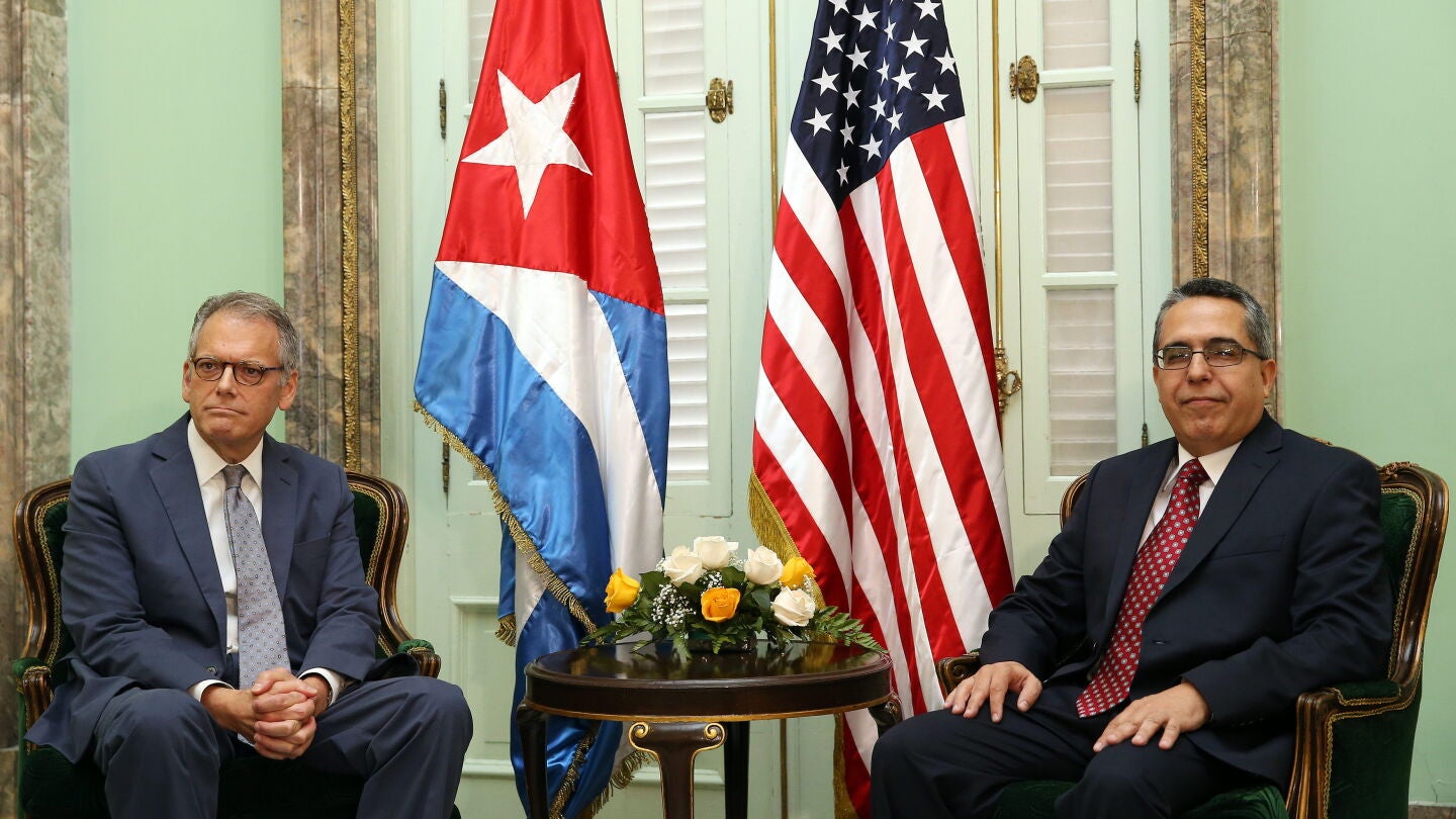 El ministro de Relaciones Exteriores de Cuba, Marcelino Garc&iacute;a, se re&uacute;ne con el jefe de la Secci&oacute;n de Intereses de EEUU, Jeffrey DeLaurentis
