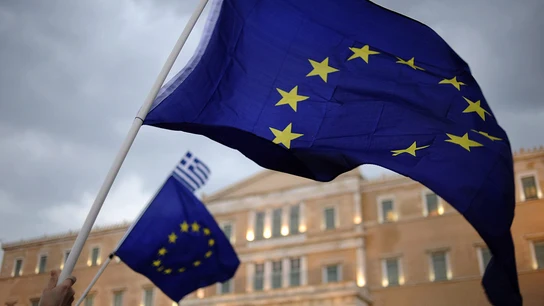 Ondea una bandera de la UE en Grecia Ondea una bandera de la UE en Grecia