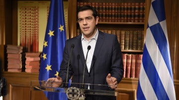 Alexis Tsipras, dirigiéndose a su país a través de un mensaje televisado