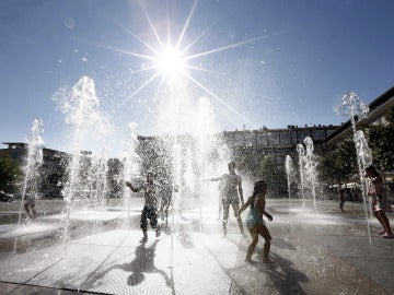 Jóvenes bañándose para soportar la ola de calor Jóvenes bañándose para soportar la ola de calor