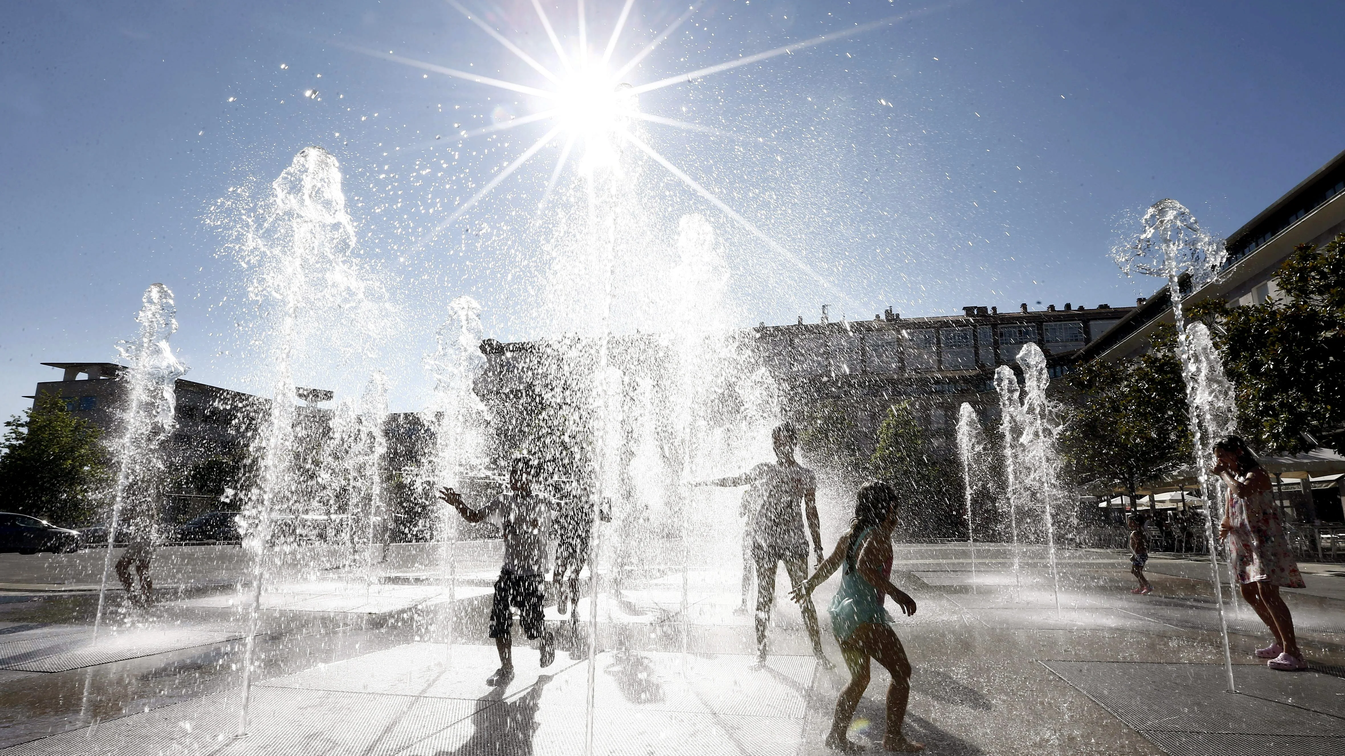 Jóvenes bañándose para soportar la ola de calor