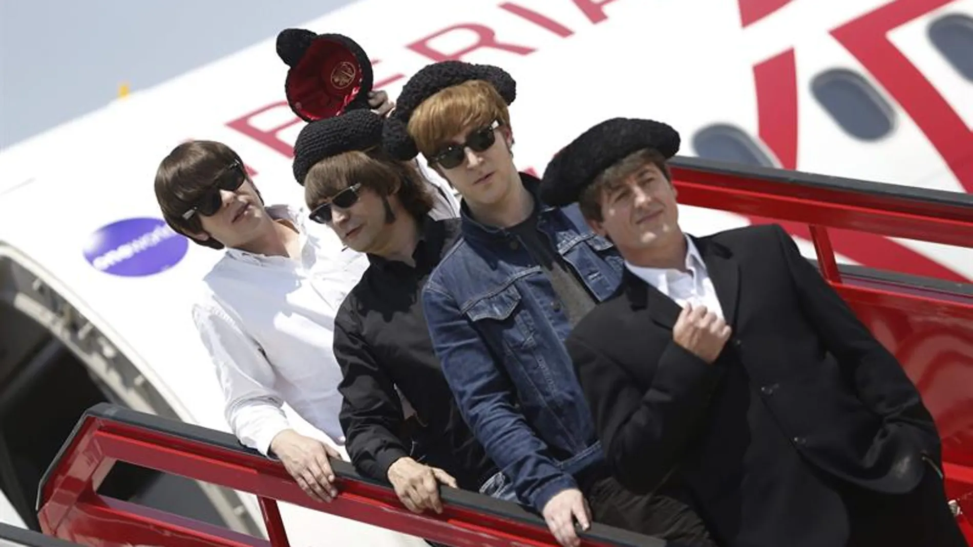 La banda tributo Bootleg Beatles aterrizando en Barajas.