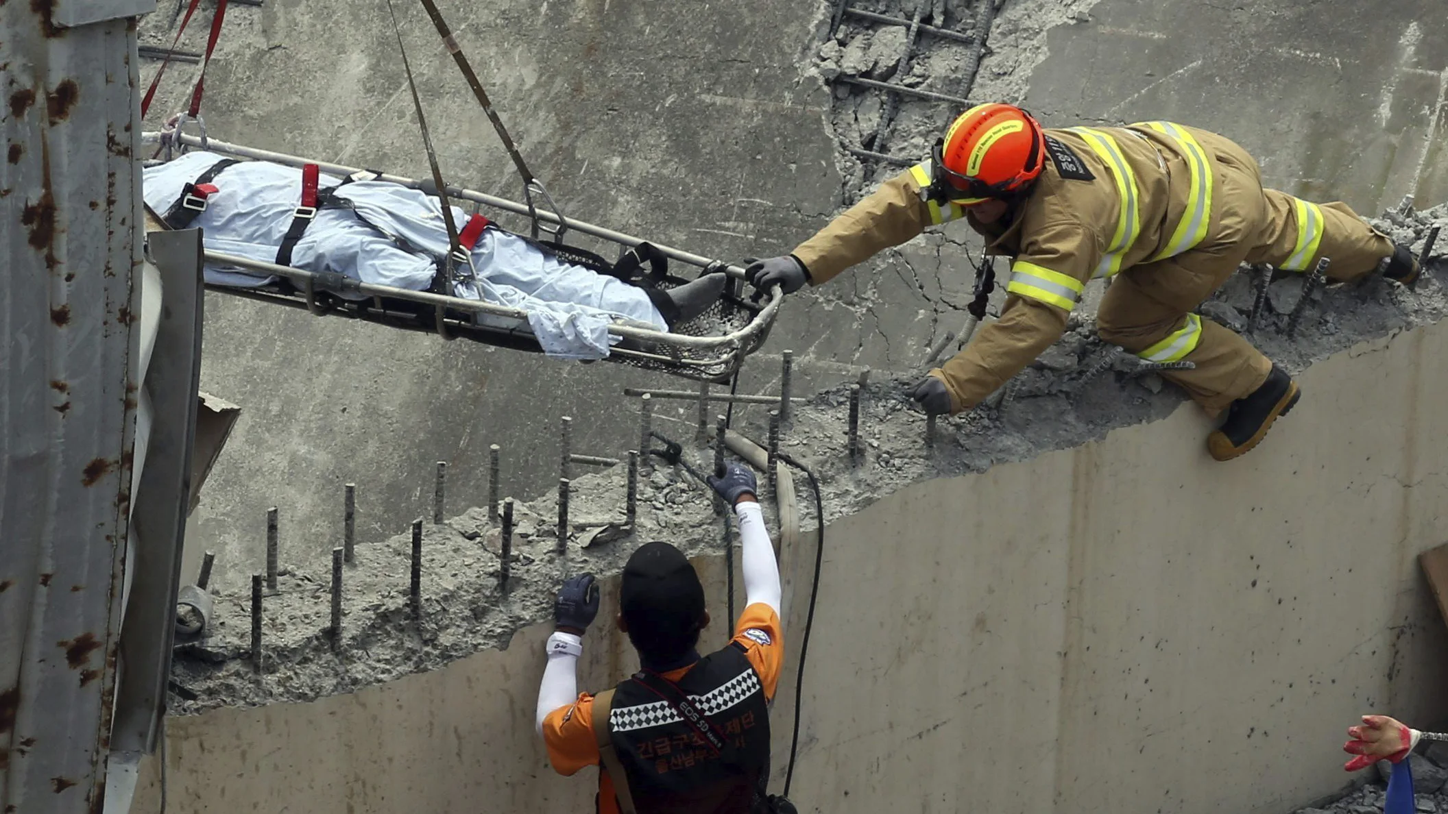 Equipo de bomberos ayuda a retirar el cadáver de un trabajador 