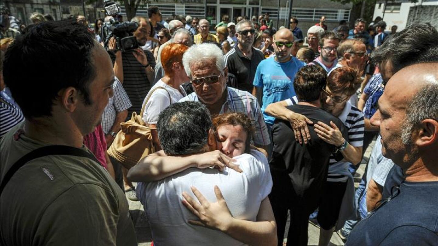 Familiares de los fallecidos en la explosi&oacute;n de Ourense