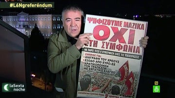 Ferreras sostiene un cartel a favor del 'no' en el referéndum griego.
