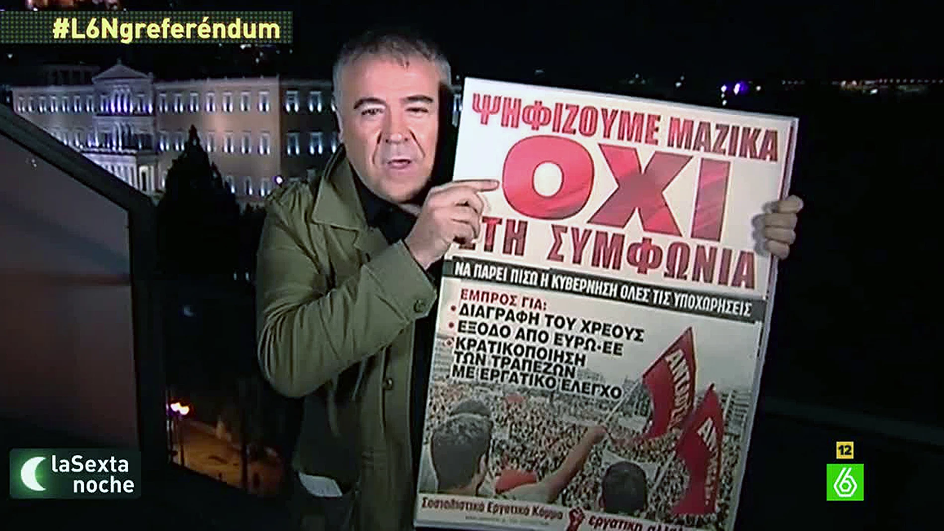 Ferreras sostiene un cartel a favor del 'no' en el referéndum griego.