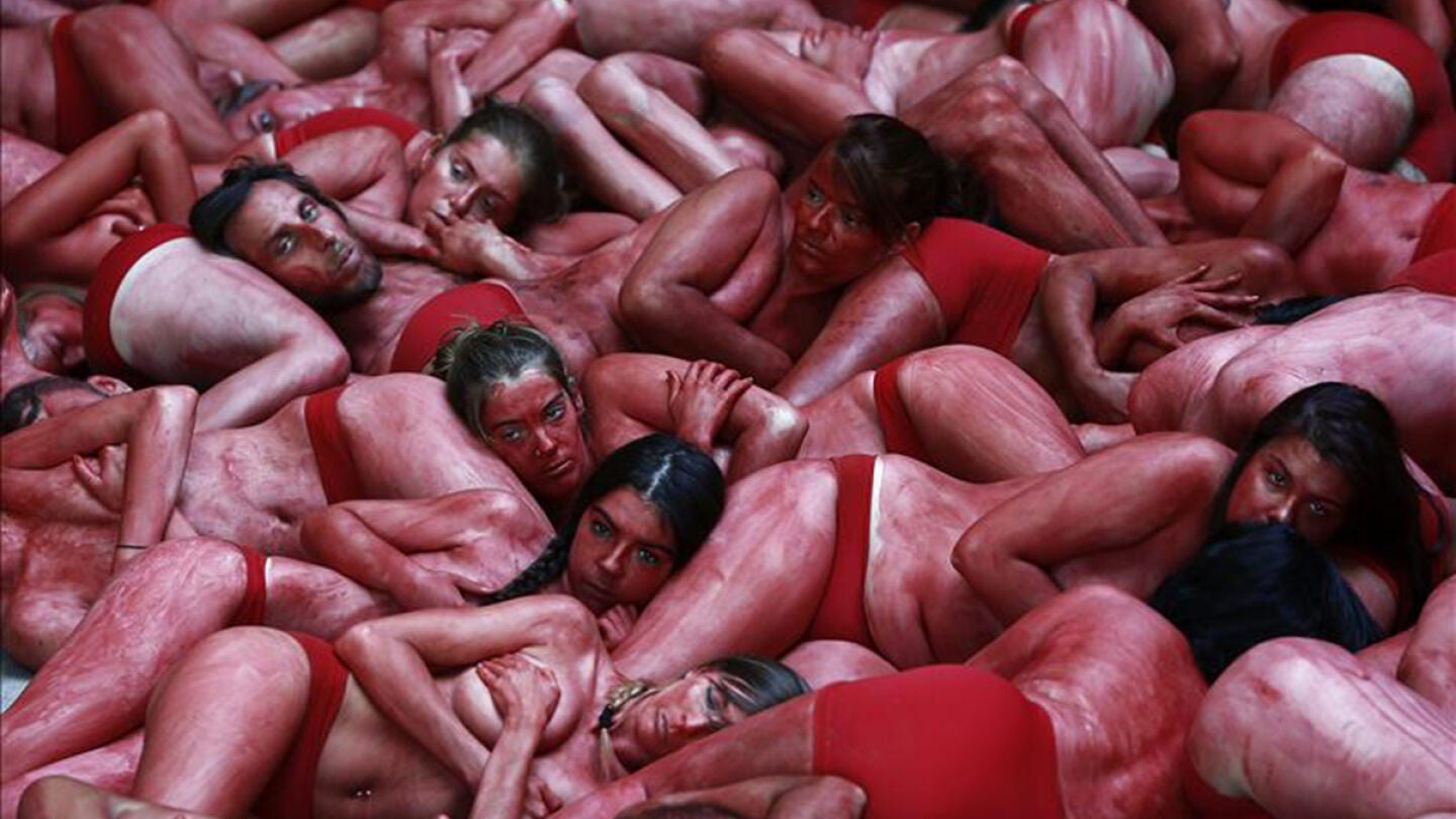 Antitaurinos protestan en Pamplona por la "sangre" que te&ntilde;ir&aacute; los sanfermines