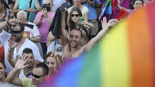 Participantes en el tradicional desfile del Orgullo Gay durante el recorrido por las calles de Madrid. Participantes en el tradicional desfile del Orgullo Gay durante el recorrido por las calles de Madrid.