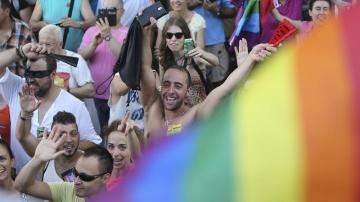 Participantes en el tradicional desfile del Orgullo Gay durante el recorrido por las calles de Madrid.