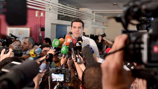 Alexis Tsipras, rodeado de medios de comunicación Alexis Tsipras, rodeado de medios de comunicación