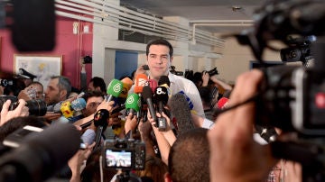 Alexis Tsipras, rodeado de medios de comunicación