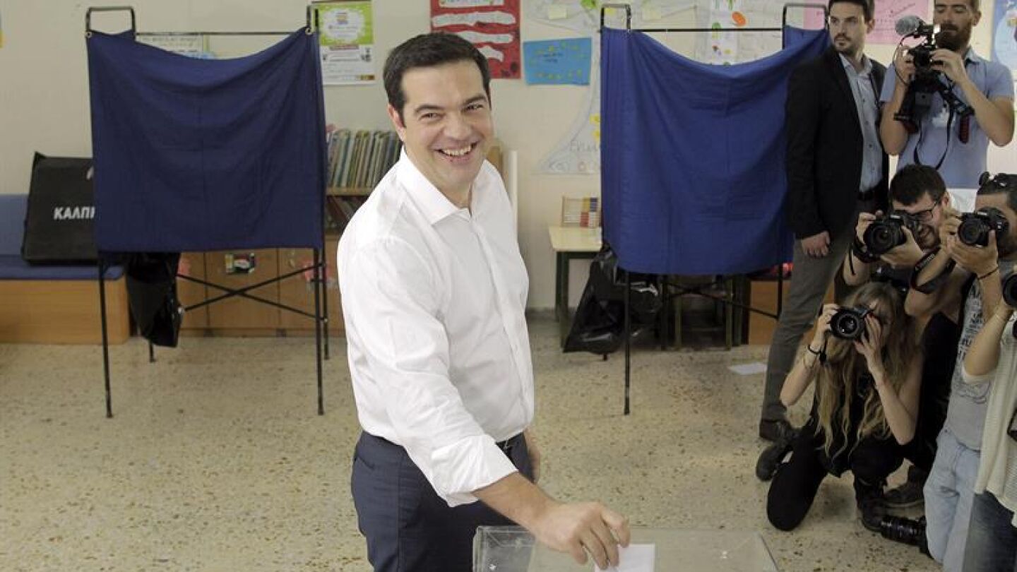 El presidente griego, Alexis Tsipras, deposita su voto