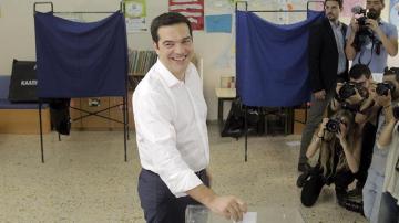 El presidente griego, Alexis Tsipras, deposita su voto
