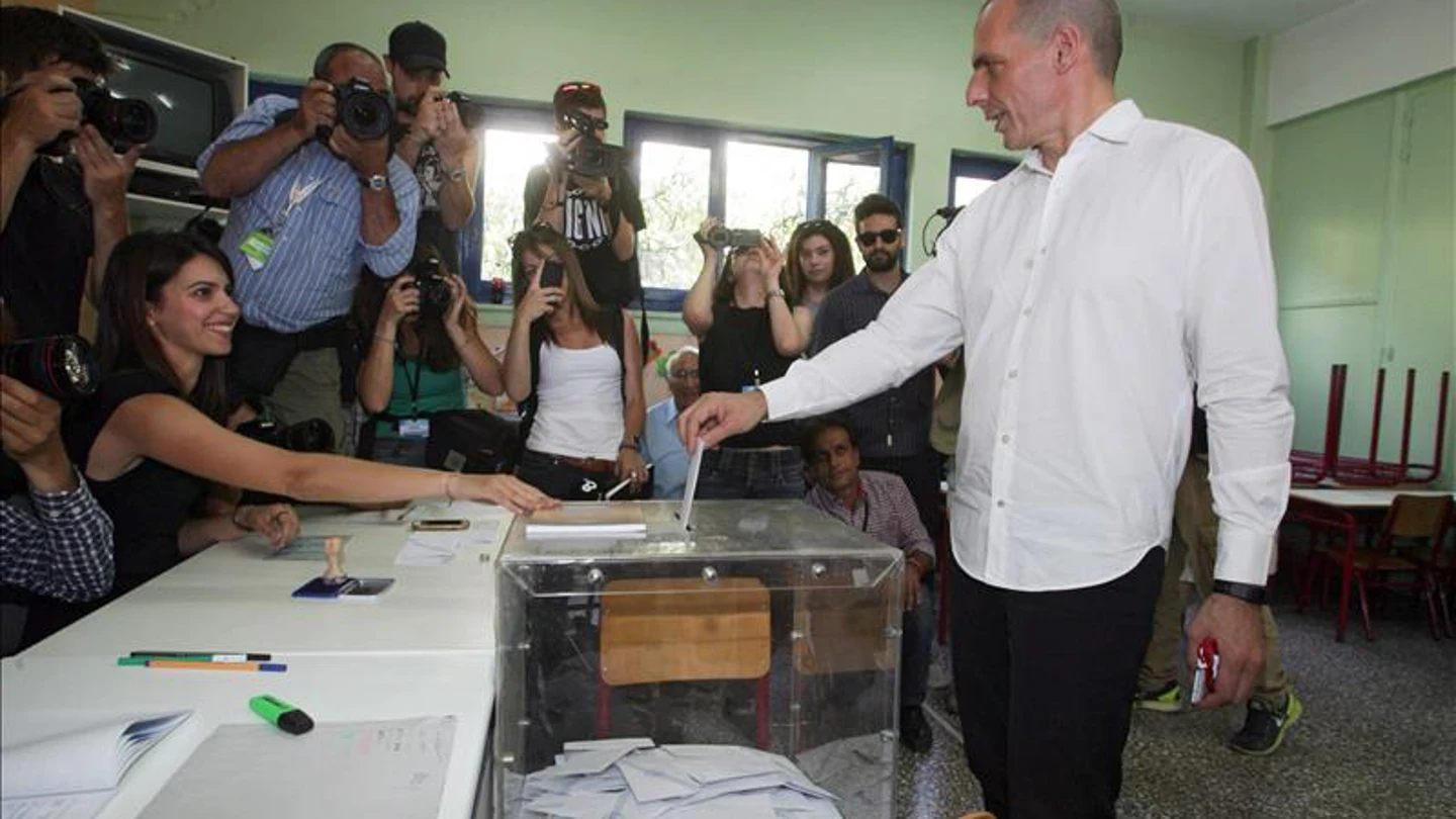 Yanis Varufakis votando en el referéndum griego Yanis Varufakis votando en el referéndum griego