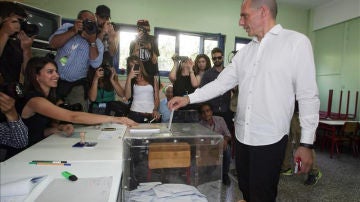 Yanis Varufakis votando en el referéndum griego