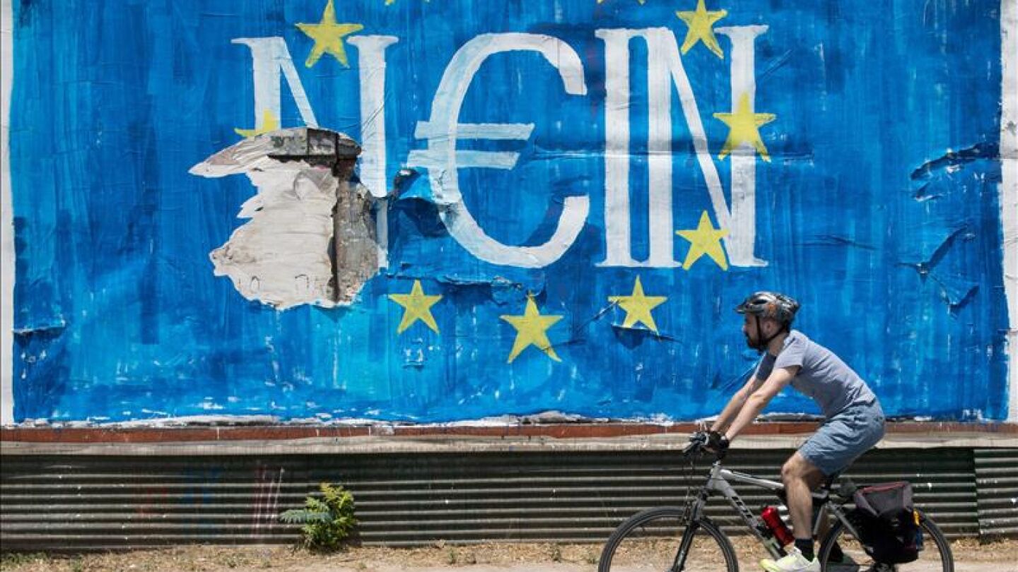 Grafitis en las calles de Grecia el d&iacute;a del refer&eacute;ndum.