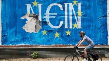 Grafitis en las calles de Grecia el día del referéndum.