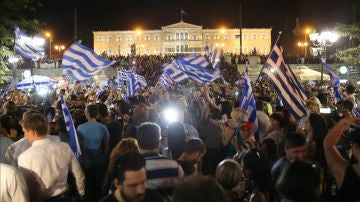 Miles de griegos tras conocer el resultado del referéndum