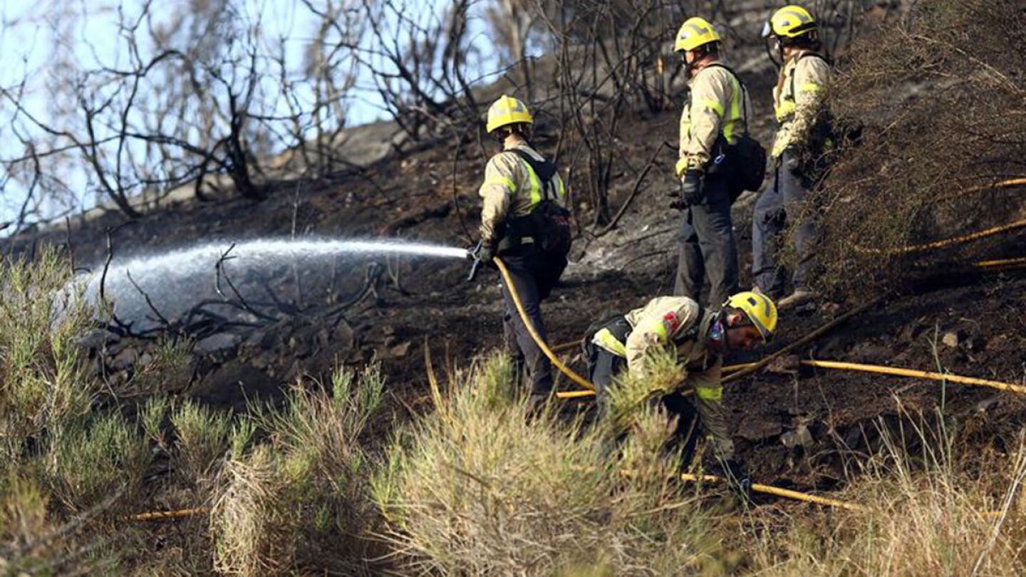 Los bomberos apagando los incendios