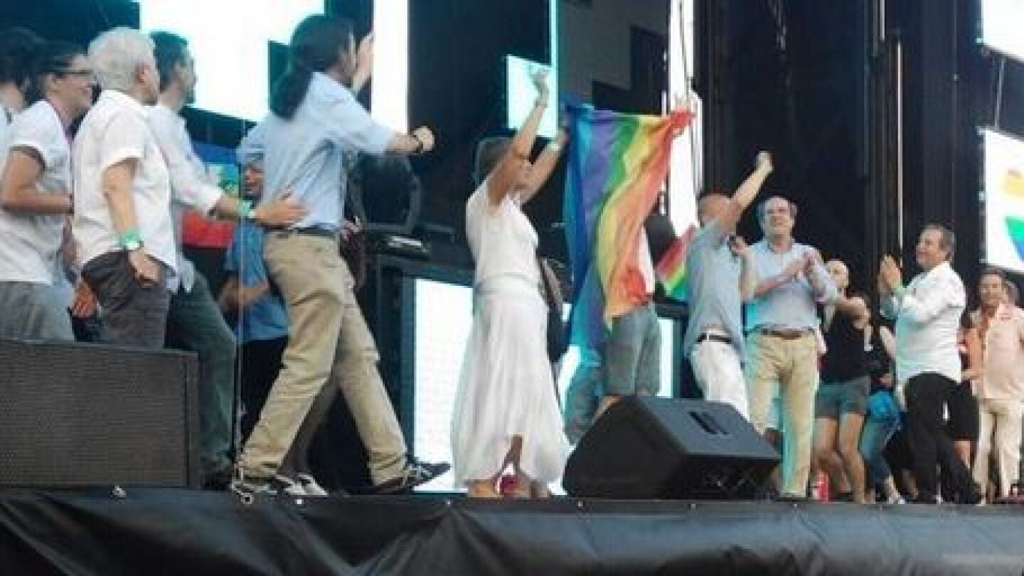 Pablo Iglesias bailando la conga en el Orgullo gay