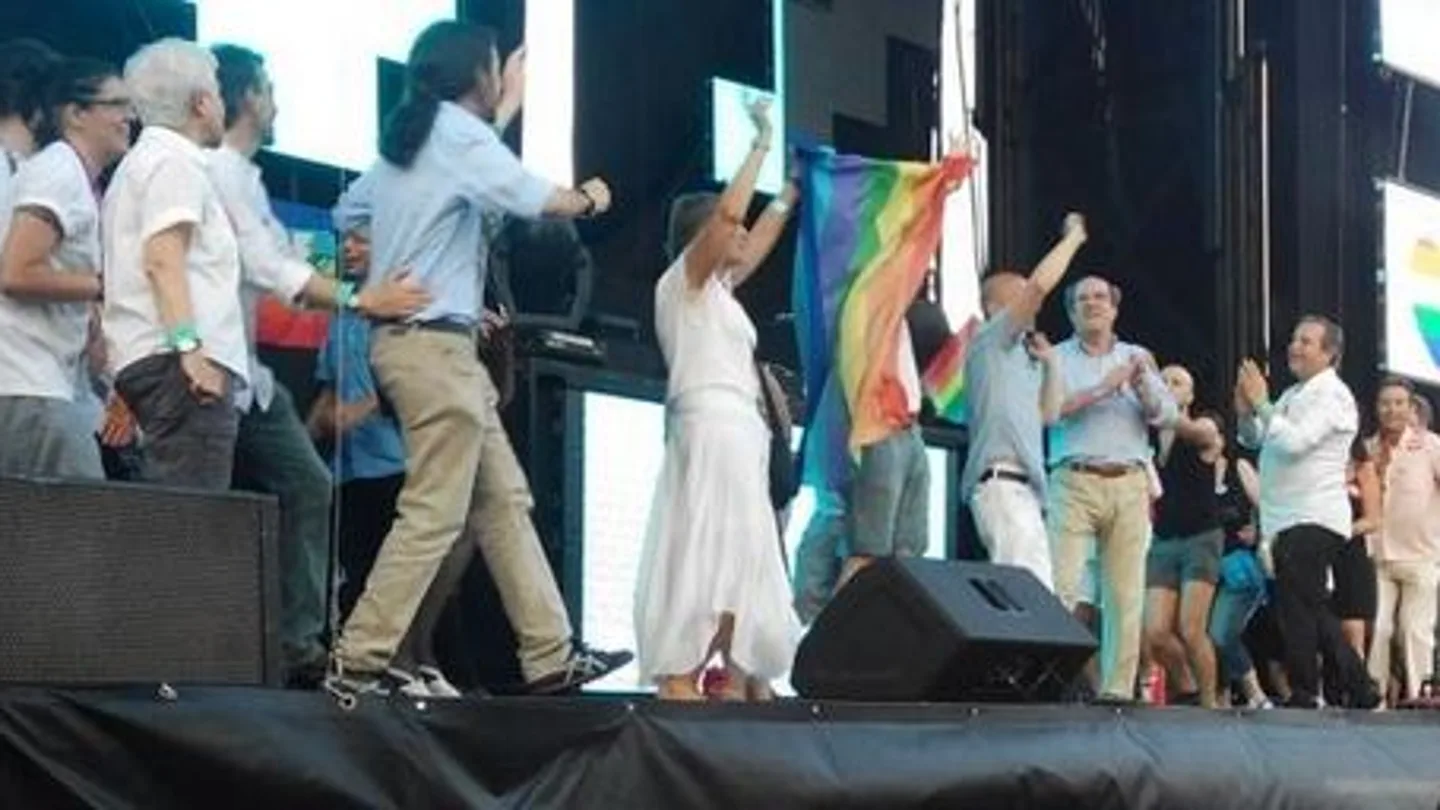 Pablo Iglesias bailando la conga en el Orgullo gay Pablo Iglesias bailando la conga en el Orgullo gay
