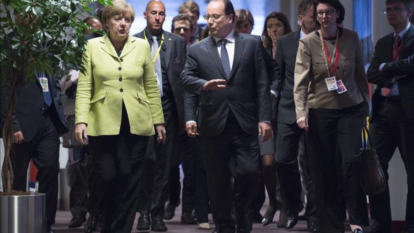 La canciller alemana, Angela Merkel, camina junto al presidente franc&eacute;s, Francois Hollande.
