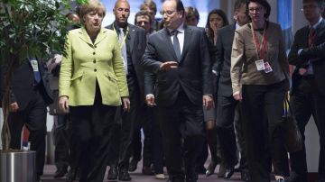 La canciller alemana, Angela Merkel, camina junto al presidente francés, Francois Hollande.