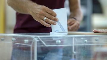 Un hombre deposita un voto en una urna