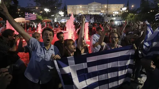 Griegos celebran en la plaza de Syntagma el 'no' Griegos celebran en la plaza de Syntagma el 'no'
