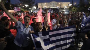 Griegos celebran en la plaza de Syntagma el 'no'