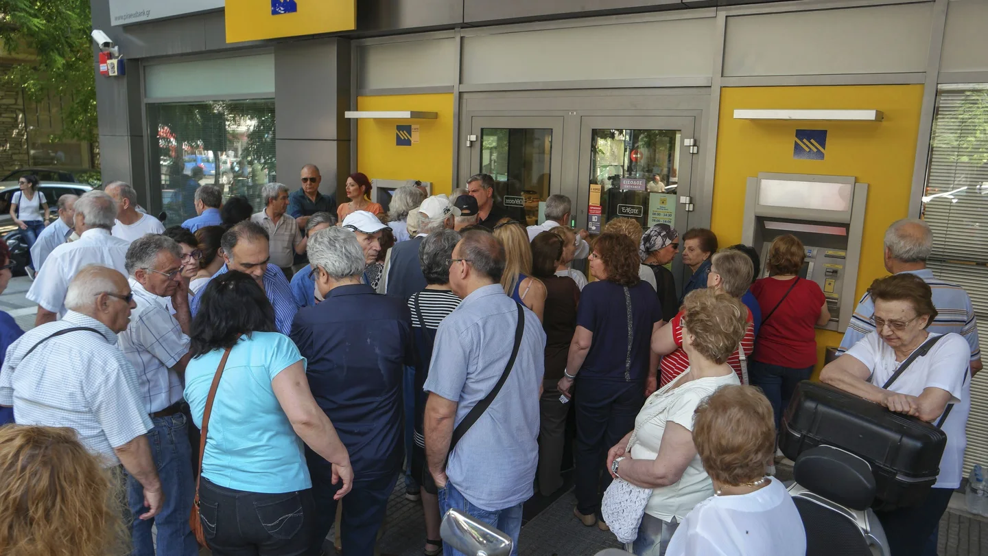 Pensionistas hacen cola para retirar dinero a la entrada de una sucursal bancaria en Salónica, Grecia. Pensionistas hacen cola para retirar dinero a la entrada de una sucursal bancaria en Salónica, Grecia.