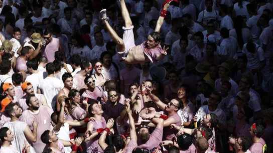 Un joven lanzado al aire en las fiestas de San Fermín Un joven lanzado al aire en las fiestas de San Fermín