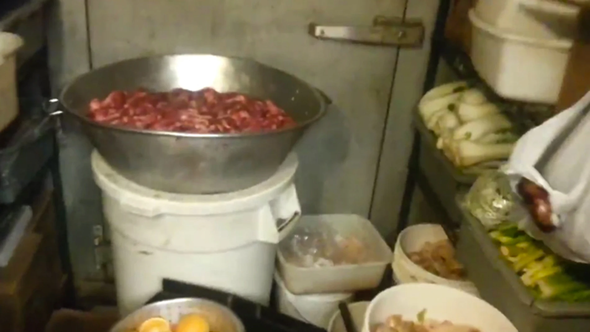 Graba el mal estado de la cocina del restaurante chino en el que trabaja y  acaba en la calle