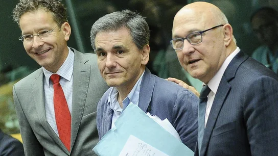 Euclides Tsakalotos, en el medio, junto a Dijsselbloem y Sapin Euclides Tsakalotos, en el medio, junto a Dijsselbloem y Sapin