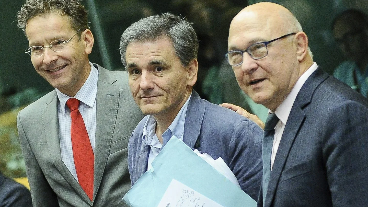 Euclides Tsakalotos, en el medio, junto a Dijsselbloem y Sapin Euclides Tsakalotos, en el medio, junto a Dijsselbloem y Sapin
