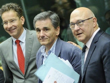 Euclides Tsakalotos, en el medio, junto a Dijsselbloem y Sapin Euclides Tsakalotos, en el medio, junto a Dijsselbloem y Sapin