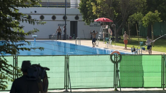 La piscina preparándose para la entrada de público. La piscina preparándose para la entrada de público.