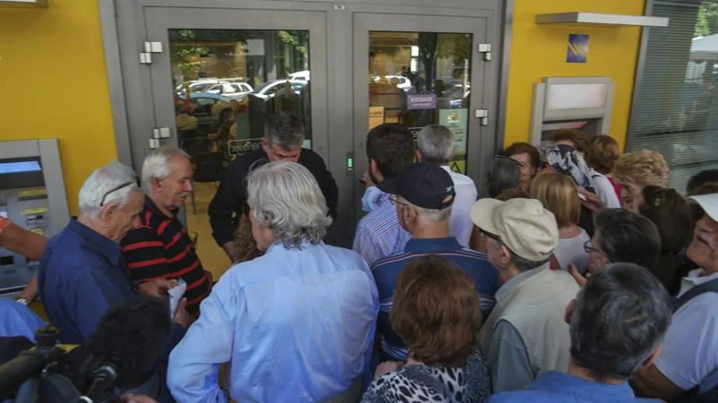 Pensionistas hacen cola a las puertas de los bancos griegos Pensionistas hacen cola a las puertas de los bancos griegos