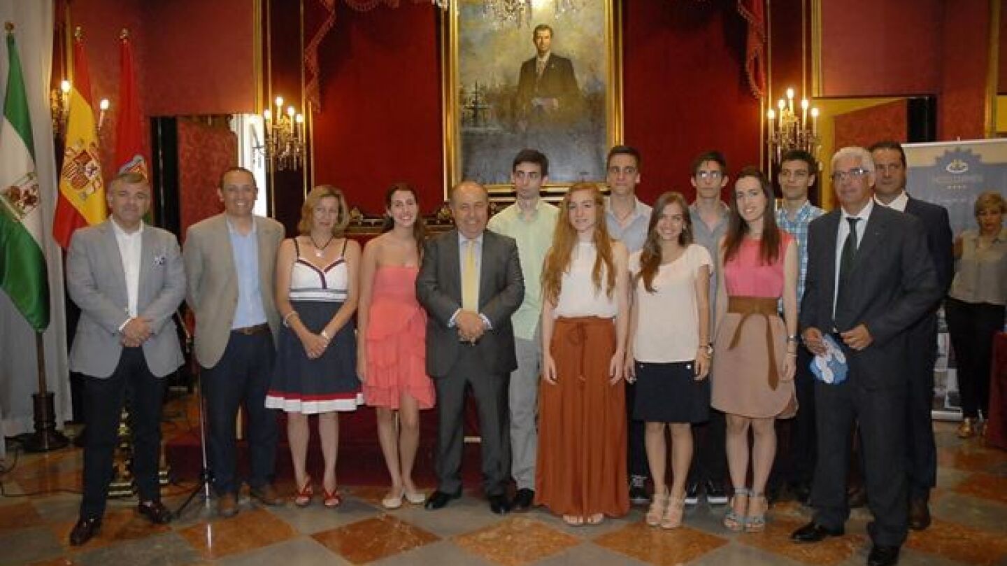 El alcalde de Granada en un acto con j&oacute;venes estudiantes.