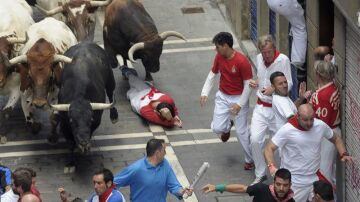 Los toros de El Tajo y de la Reina enfilan la calle de La Estafeta de Pamplona