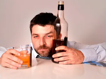 Las personas con ojos azules tienen mayor riesgo de ser alcohólicas Las personas con ojos azules tienen mayor riesgo de ser alcohólicas