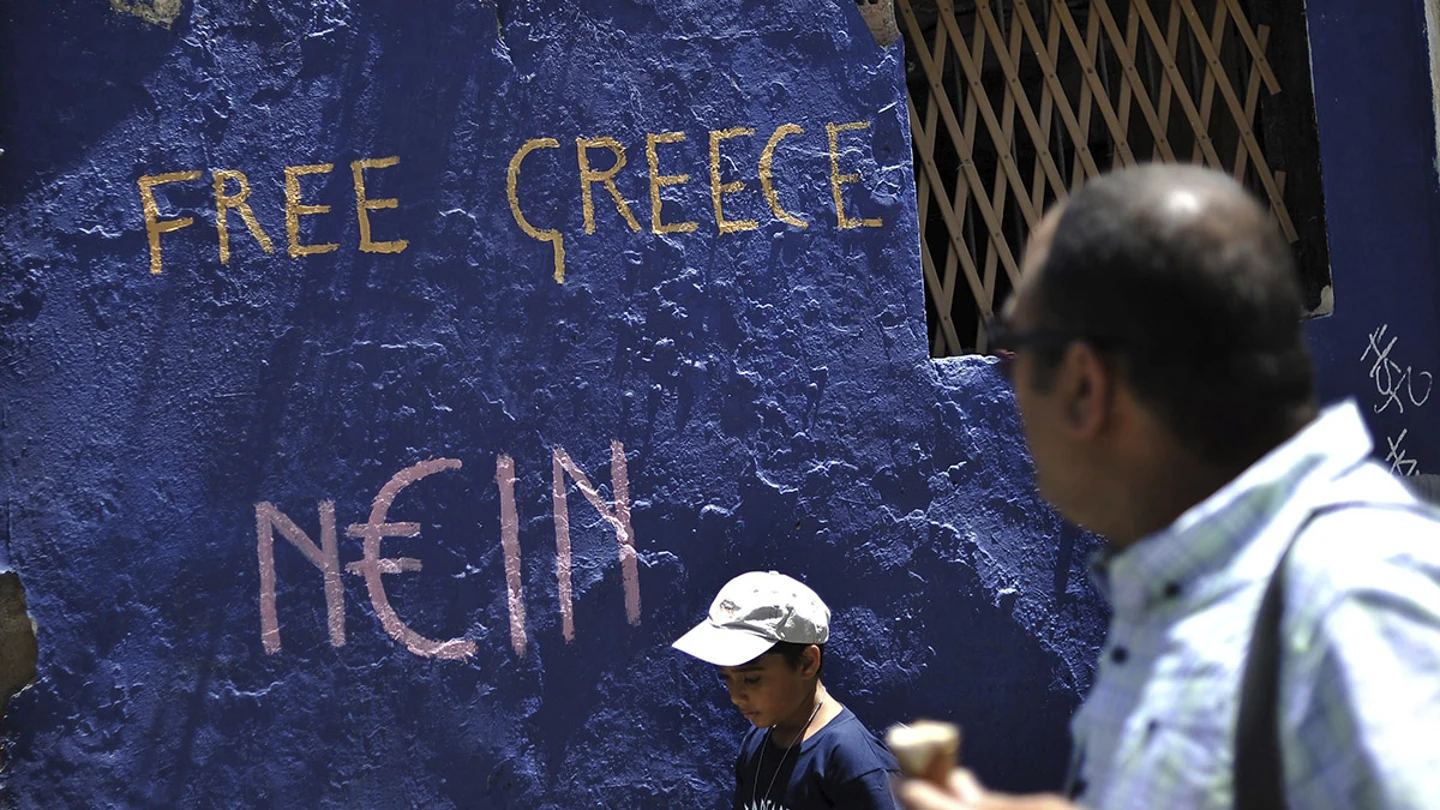Una pintada reza "Grecia libre" Una pintada reza "Grecia libre"
