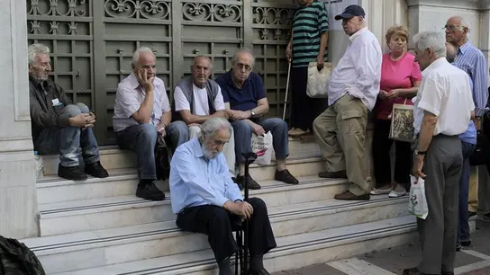 Pensionistas esperan para cobrar en una sucursal del Banco Nacional de Grecia Pensionistas esperan para cobrar en una sucursal del Banco Nacional de Grecia