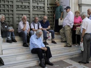 Pensionistas esperan para cobrar en una sucursal del Banco Nacional de Grecia Pensionistas esperan para cobrar en una sucursal del Banco Nacional de Grecia