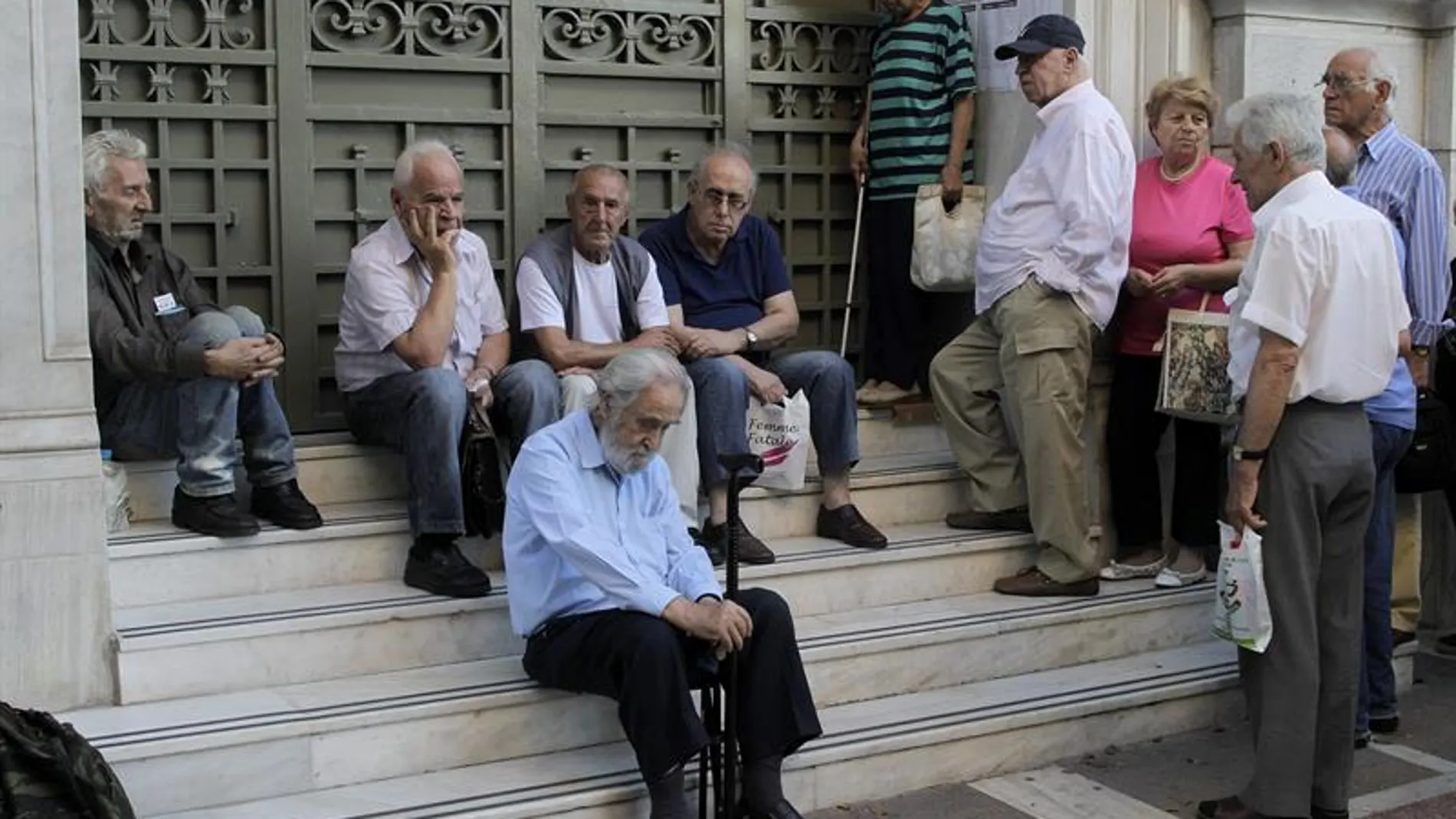 Pensionistas esperan para cobrar en una sucursal del Banco Nacional de Grecia