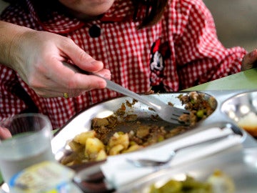 Niña en un comedor escolar Niña en un comedor escolar