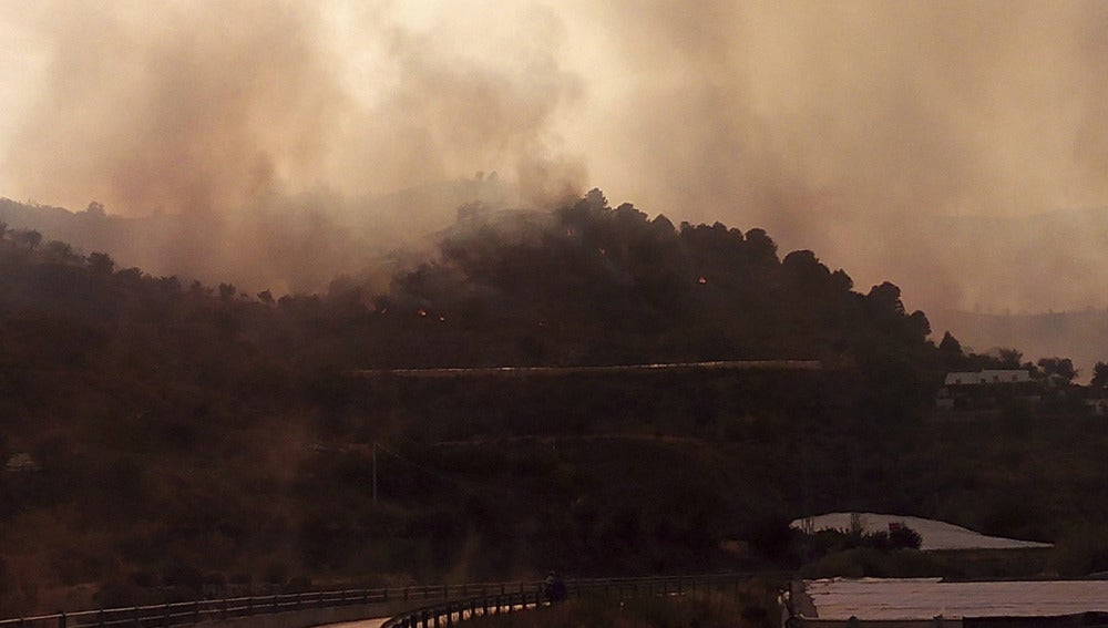 El incendio arrasa la Sierra de Lújar obligando a desalojar varios pueblos de las Alpujarras de Granada