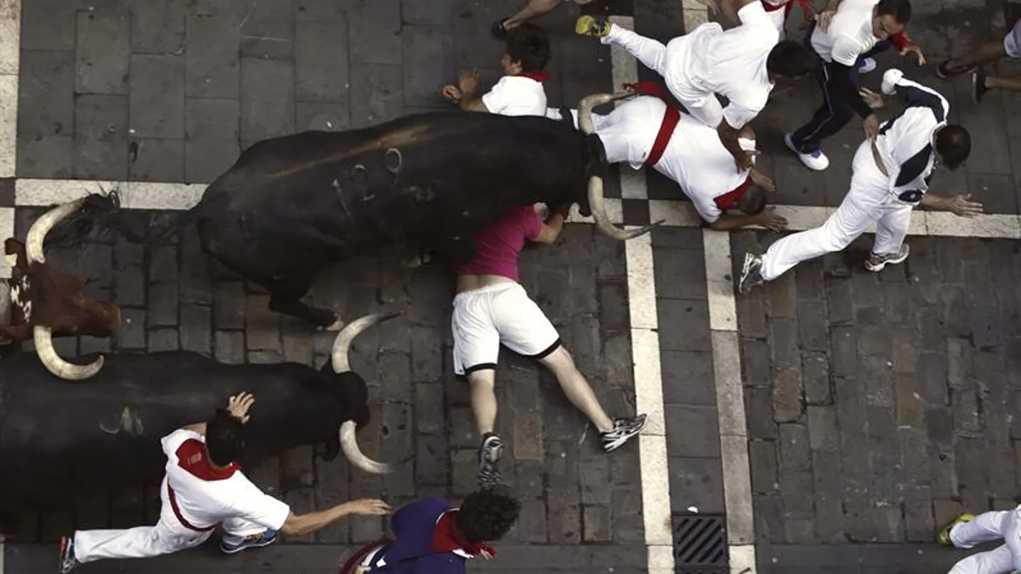 Los toros del ganadero madrileño Victoriano del Río durante el tercer encierro Los toros del ganadero madrileño Victoriano del Río durante el tercer encierro