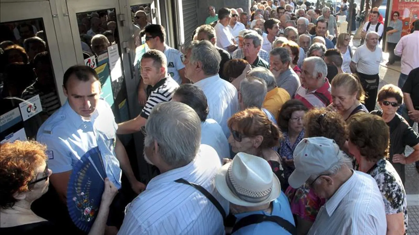 Miles de jubilados griegos hacen colas en los bancos Miles de jubilados griegos hacen colas en los bancos