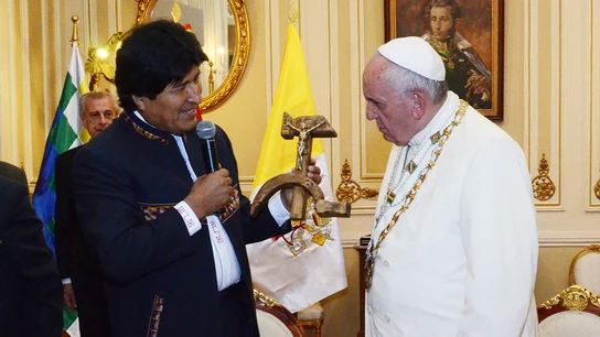Evo Morales regala un peculiar crucifijo al papa Evo Morales regala un peculiar crucifijo al papa